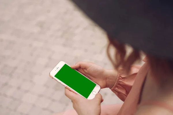 Mädchen Mit Einem Telefon Grünen Bildschirm Weibliche Teenager Mädchen Mit — Stockfoto