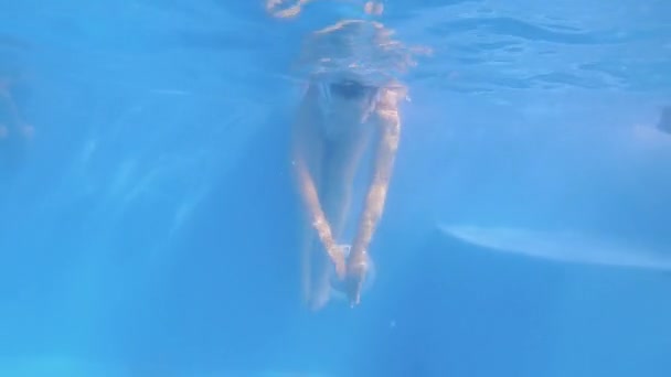 Tek Parça Kırmızı Mayo Giyen Kız Suyun Altında Yüzüyor Kız — Stok video