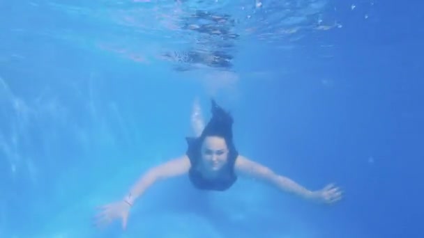 Девушка Плавает Бассейне Брюнетка Татуировкой Плавает Воде Красивая Девушка Цельном — стоковое видео
