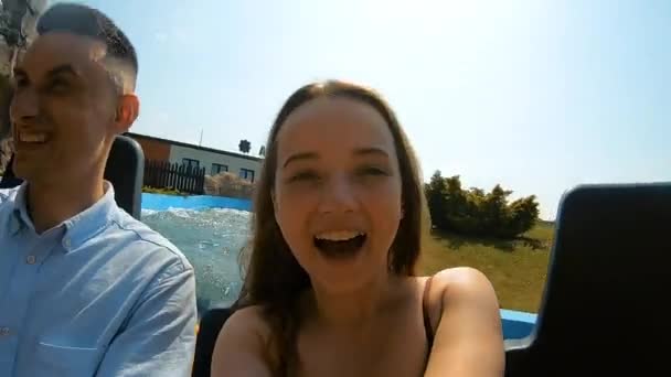 一对恋人在游乐园里滑水滑梯 夏天的心情 女孩和男人笑 — 图库视频影像