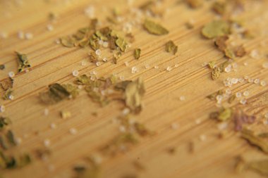Kurutulmuş doğal fesleğen baharat (Ocimum basilicum) kurutulmuş otlar ve tuz. Baharatlar, kırmızı biber, tuz, fesleğen, tahta bir tabakta. makro çekim