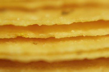 Baharatlı Ev Yapımı Patates Cipsi. Makro çekim fişleri. Çok yakından. Sadece fırından cips, pembe cips, peynirli cips, pastırma. Uzun Cips Şerit