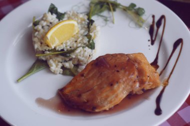 Restoran yemi. Risottolu somon. Limonlu balık ve pirinç balığı. Restoranda yemek. Ulusal gıda.