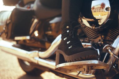 Motosiklete binen motorcu kız. le bacaklar alt görünümü