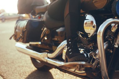 Motosiklete binen motorcu kız. le bacaklar alt görünümü