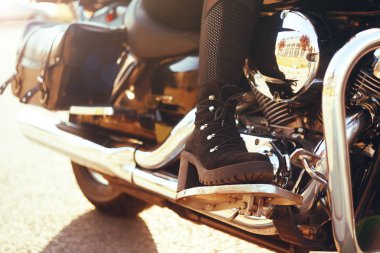 Motosiklete binen motorcu kız. le bacaklar alt görünümü