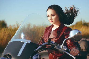 Pistteki kız motosikletle yarışıyor. Güzel brune