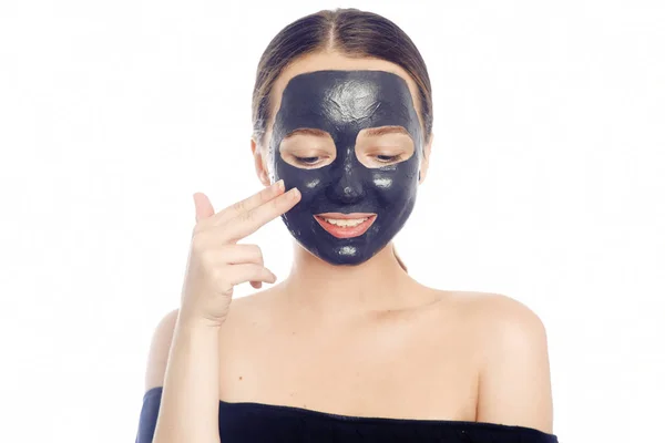 Μελαχρινή με μαύρη μάσκα για το πρόσωπο. Όμορφη φωτογραφία ενός κοριτσιού — Φωτογραφία Αρχείου