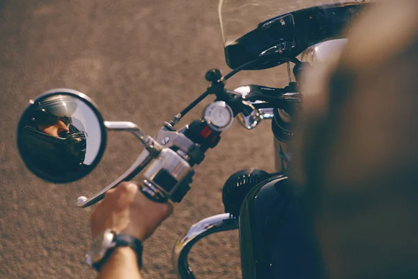 Motociclist, un om în reflexia oglinzii în bicicleta lui. Un om — Fotografie, imagine de stoc