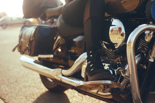 Motosiklete binen motorcu kız. le bacaklar alt görünümü