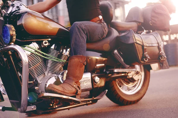 Motocycliste sur une moto. Vue du bas des jambes en cuir — Photo