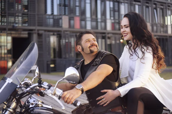Couple sur le fond du bureau sur une moto. Le gars. — Photo
