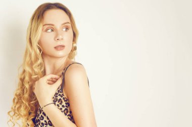 Uzun saçlı güzel bir sarışın Portresi. Altın ea ile kız