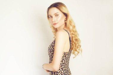 Uzun saçlı tam uzunlukta güzel sarışın. Altın kulaklı kız