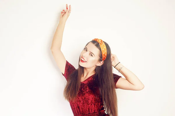 Menina morena em um vestido vermelho, combinação sorrindo e dançando, rir — Fotografia de Stock