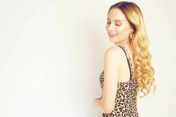 Πορτραίτο μιας όμορφης ξανθιάς με μακριά μαλλιά. Κορίτσι με χρυσό EA — Φωτογραφία Αρχείου