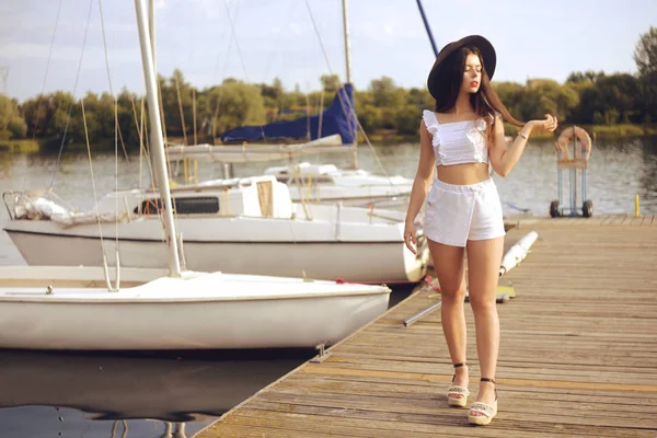 Flickor på bakgrunden av yachter, segelbåtar leende, lookin — Stockfoto