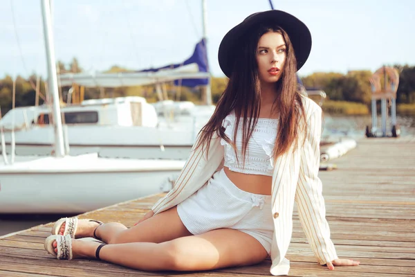 Girls on the background of yachts, sailing boats smiling, lookin — Stock Photo, Image