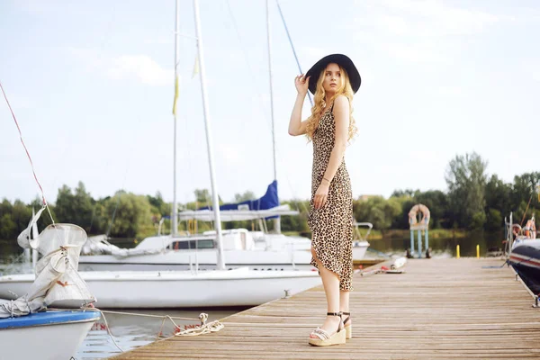 Girls on background of yachts, sailing boats smiling, looking at — Stock Photo, Image