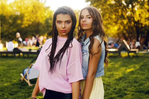 Retrato de duas morenas em um parque em um festival. Duas irmãs. — Fotografia de Stock