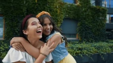 İki kız arkadaş / kız kardeş şehirde tanıştı. Kardeşler iyi eğlenceler, iyi eğlenceler. Kızlar poz veriyor ve gülüyor. Güzel, modaya uygun kızlar gezide..