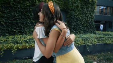 İki kız arkadaş / kız kardeş şehirde tanıştı. Kardeşler iyi eğlenceler, iyi eğlenceler. Kızlar poz veriyor ve gülüyor. Güzel, modaya uygun kızlar gezide..