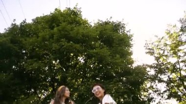 İki kız arkadaş / kız kardeş eşleşir ve müzik dinlerler. Kızlar kulaklıkla müzik dinler, şarkı söyler ve dans ederler. Kızlar çimenlerde oturup dinleniyorlar. Müzik, kulaklık, şarkı, zil.