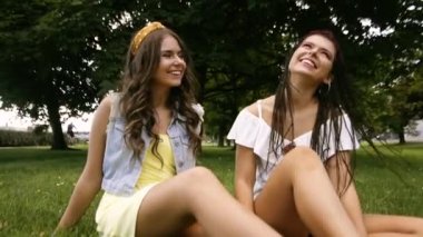 İki kız arkadaş / kız kardeş eşleşir ve müzik dinlerler. Kızlar kulaklıkla müzik dinler, şarkı söyler ve dans ederler. Kızlar çimenlerde oturup dinleniyorlar. Müzik, kulaklık, şarkı, zil.