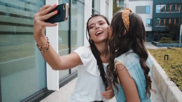 Two Girlfriends Sisters Walk New Buildings Offices City Girls Have — Stock Video