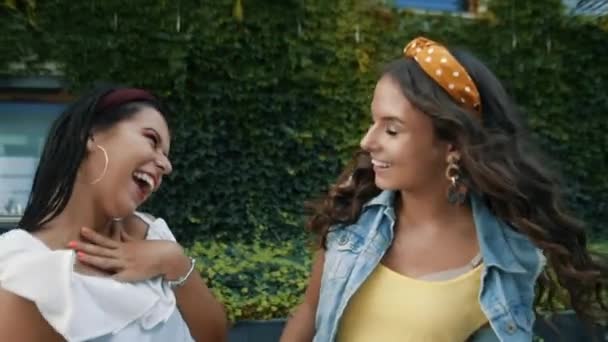 Місті Зустрілися Дві Дівчини Сестри Сестри Розважаються Насолоджуються Зустріччю Дівчата — стокове відео