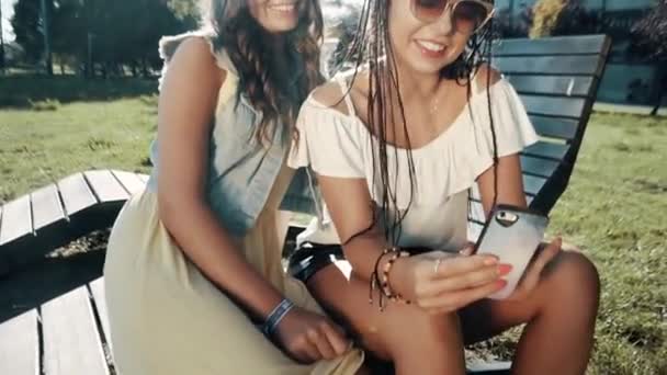 Две Подруги Сестры Сидят Лавочке Болтают Интернете Подруги Болтают Парнем — стоковое видео