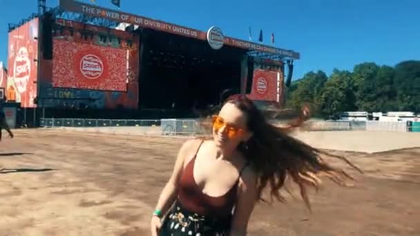 Budapest Hungary August 2019 Flickan Sziget Festivalen Hoppar Dansar Har — Stockvideo