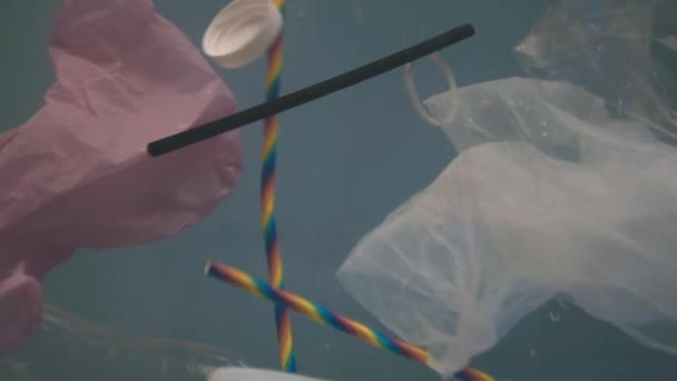 Umweltverschmutzung Ökologie Eine Plastikflasche Eine Plastiktüte Plastikverschlüsse Und Strohhalme Schwimmen — Stockvideo