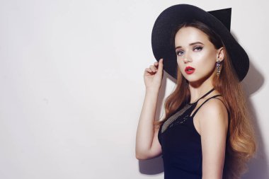 Beyaz arka planda Cadılar Bayramı Cadısı. Cadılar Bayramı Partisi kızı. Mutlu