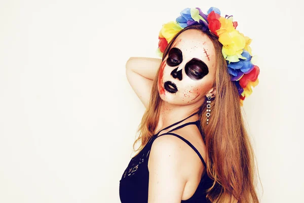 Halloweenský večírek, dívka v kostýmu a s Halloweenskou make-up. G — Stock fotografie