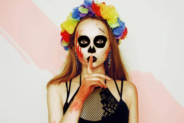 Halloween-Party, Mädchen im Kostüm und mit Halloween-Make-up. a g — Stockfoto