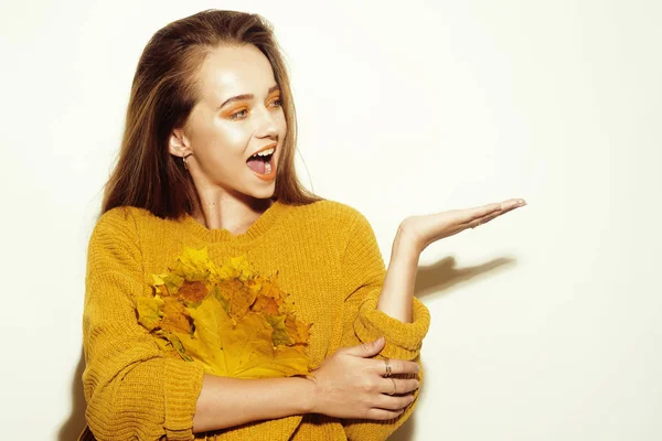 Schöne Brünette mit langen Haaren zeigt ihre Hand am Text. a — Stockfoto