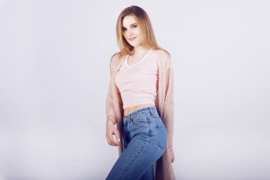 Beyaz arka planda güzel bir genç kız. Kız gülümsüyor.