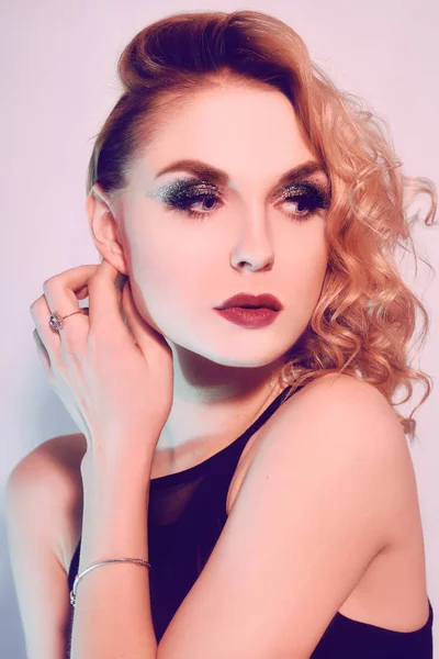 Krásná blondýnka v neonu. Dívka s profesionální večerní make-up — Stock fotografie