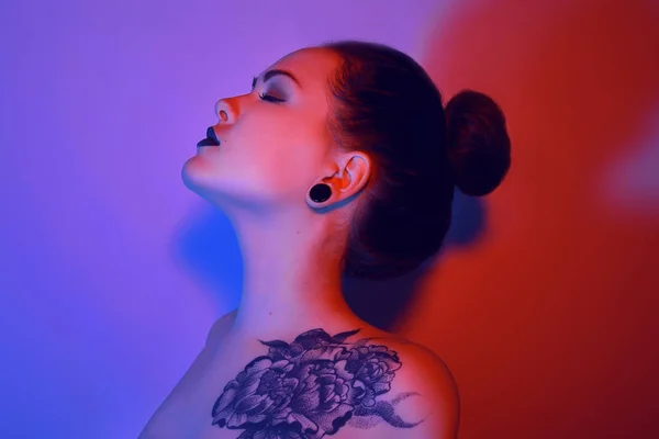 Beautiful Young Woman Stylish Hair Tattoo Her Body Posing Blue — Stock Photo, Image