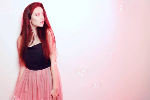 Schönheit Brünette Mädchen Mit Langen Haaren Model Rosa Kleid Fliegendem — Stockfoto