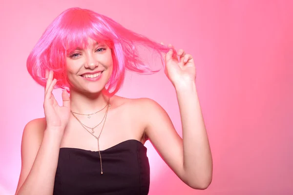 Chica Con Una Peluca Rosa Sobre Fondo Rosa Feliz Muecas —  Fotos de Stock