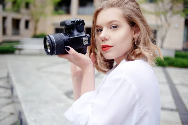 Fotografin Geht Mit Spiegelreflexkamera Durch Die Stadt Eine Junge Blondine — Stockfoto