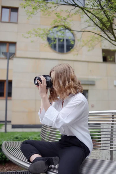 Ein Schönes Mädchen Blickt Den Sucher Der Kamera Macht Fotos — Stockfoto