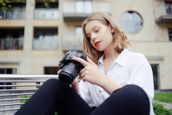 Fotógrafo Menina Está Tentando Descobrir Configurações Câmera Modelo Olha Para — Fotografia de Stock