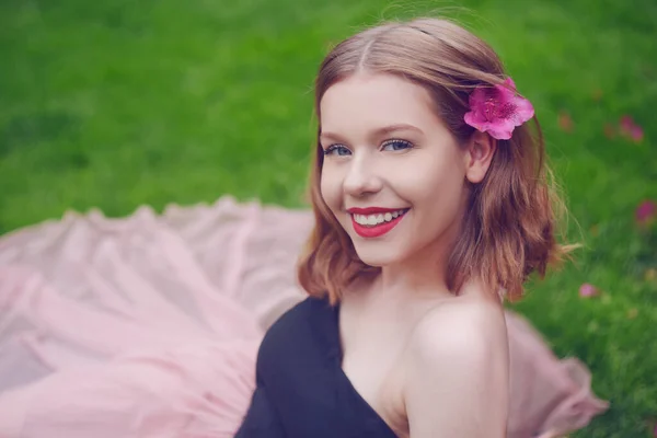 Ein Mädchen Mit Einer Rosafarbenen Blume Haar Sitzt Einem Langen — Stockfoto