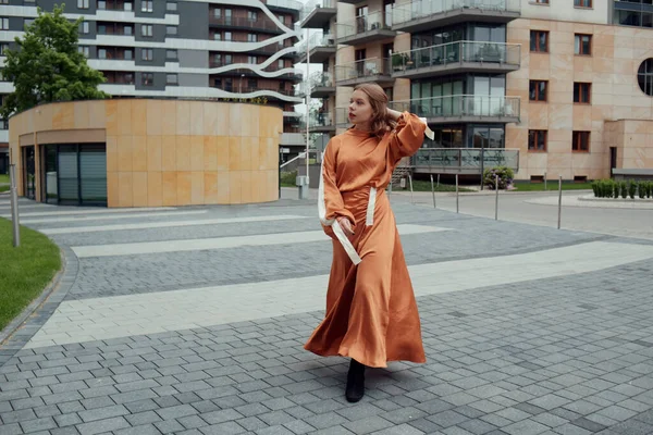 Una Modelo Niña Vestido Largo Está Caminando Por Calle Como —  Fotos de Stock