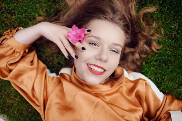 Ein Mädchen Mit Gesunden Schönen Haaren Liegt Gras Und Blickt — Stockfoto