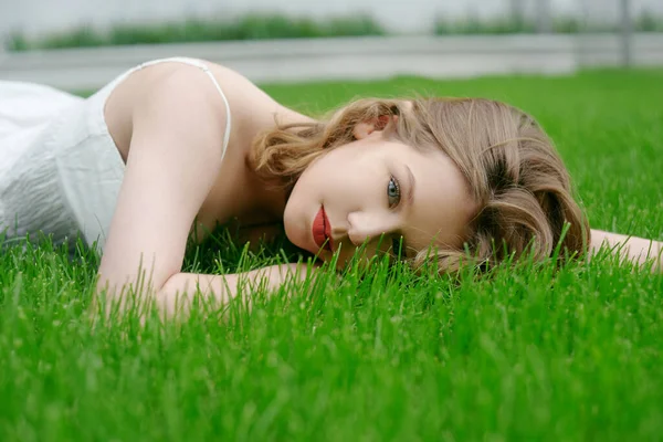 Une Adolescente Couche Sur Herbe Dans Une Belle Robe Blanche — Photo