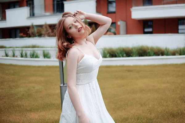 Das Mädchen Klebt Einem Weißen Kleid Auf Grünem Gras Ihrem — Stockfoto